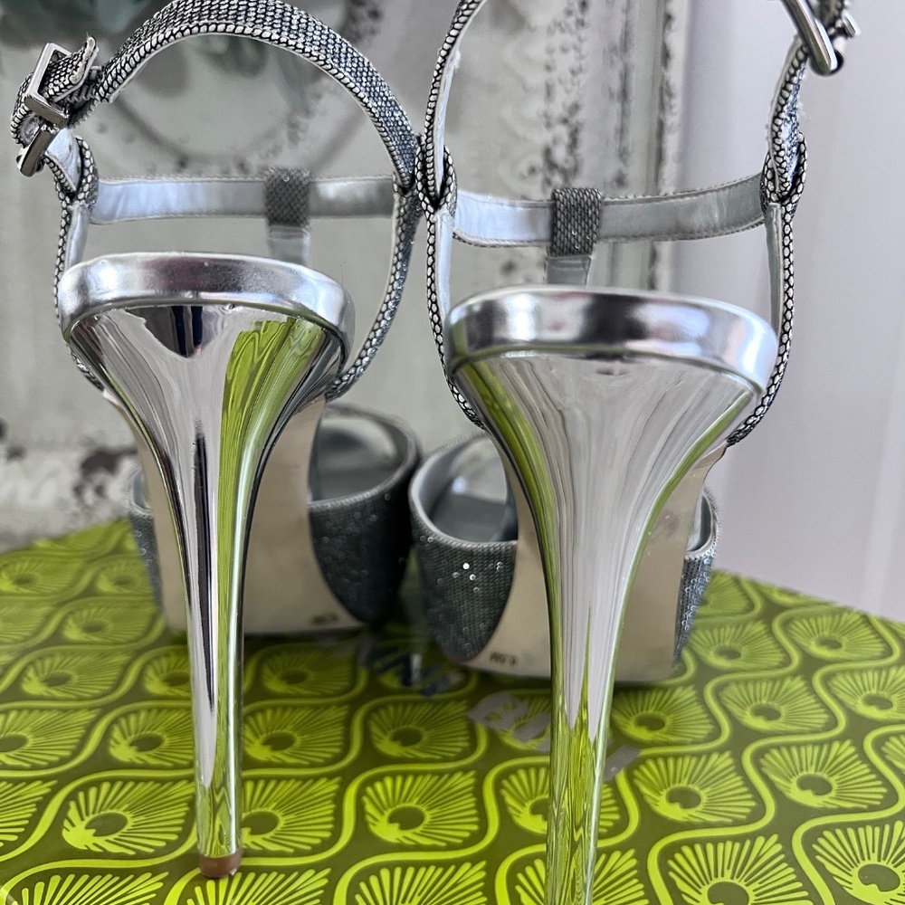 Gianni Bini Metallic Silver Platform Heels. - Picture 2 of 11